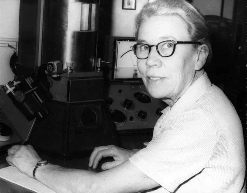 This image has an empty alt attribute; its file name is Katherine-Esau_micropscope.jpg